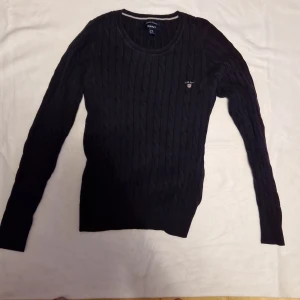 Kabelstickad tröja Gant stl XS - Marinblå kabelstickad tröja från Gant i stl XS.  Frakt tillkommer enl nedan
