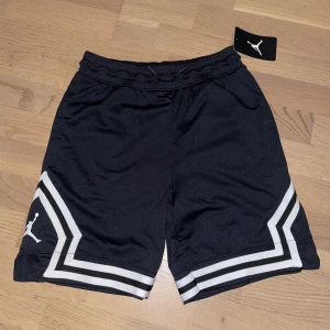 Jordan Shorts  - Helt nya shorts med lappen kvar!  Storlek L i barn