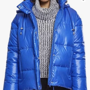 Urban classics jacka  - Säljer min Urban classics jacka då den inte kommer till användning, köpt av en annan från plick. Fler bilder kan skickas  