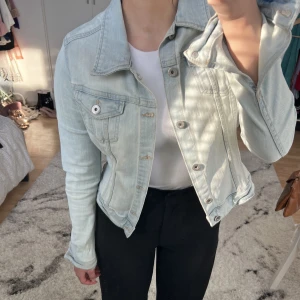 Jeansjacka - Jeansjacka i bra skick. Inga tecken på användning. Storlek 38, liten i storleken.❗️3 för 2 på allt❗️