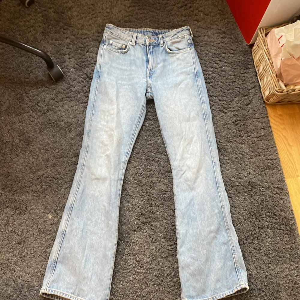 Säljer dessa midswaist jeansen ifrån weekday, de så fina. De är i modellen sway, använda cirka 2 ggr. Jeans & Byxor.