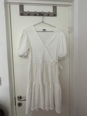 Säljer denna klänning för den kommer inte till användning. Senaste gången jag använde den var föra sommaren typ 2 gånger. Den är i fint skick!🎀☀️