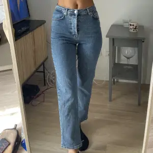 Jättefina raka jeans från na-kd i storlek 36