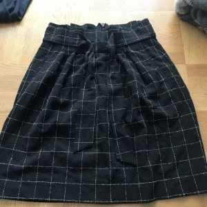 Rutig tjol - Rensar igenom gammla kläder och har mycket att få bort!  Köpte tjolen på H&M  Kontakta gärna först. Kan mötas upp i Kristianstad.