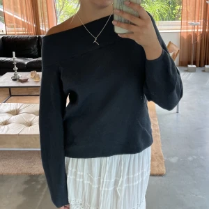 Grå tjocktröja - Tjocktröja att ha off the shoulder! Väldigt mysig 