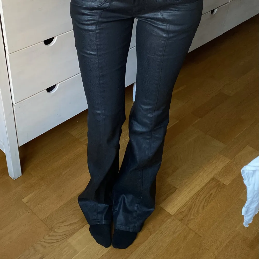 Det är ett par jeans/läder byxor från replay (W27 L36). Bra skick. Jag är 175cm och dessa byxor är väldigt långa även för mig. Skriv om ni är intresserade eller har några frågor!. Jeans & Byxor.