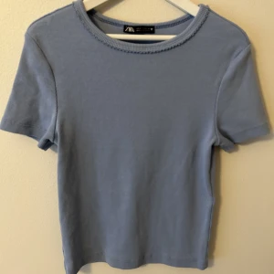 Snygg t-Shirt liknande topp från Zara! 🌠🌟😍 - Nyskick! Använd fåtal gånger! Supersnygg topp! 😍🫶🏼🌟💖