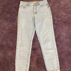 Ett par ljusblå jeans från Gina Tricot 