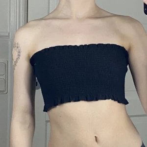Bandeau topp - Svart bandeau topp från Gina i storlek s. Säljer för 50 kr plus frakt 💖