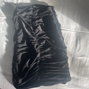 Kjol - Svart kjol med lite glitter liknande inslag. Otrolig kjol som följer dina kurvor. Perfekt till festligare tillfällen✨Skulle säga att den passar perfekt till dig som är har S också då den har resor vid höfterna