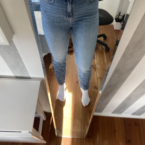 Blåa Mom jeans  - Helt oanvänd jeans från Nelly