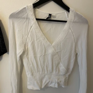 Den perfekta, vita blusen! 🤩🤍🌟 - Såå somrig, fin och söt vit blus! Ger utomlandskänsla! 😍🤍🫶🏼💖