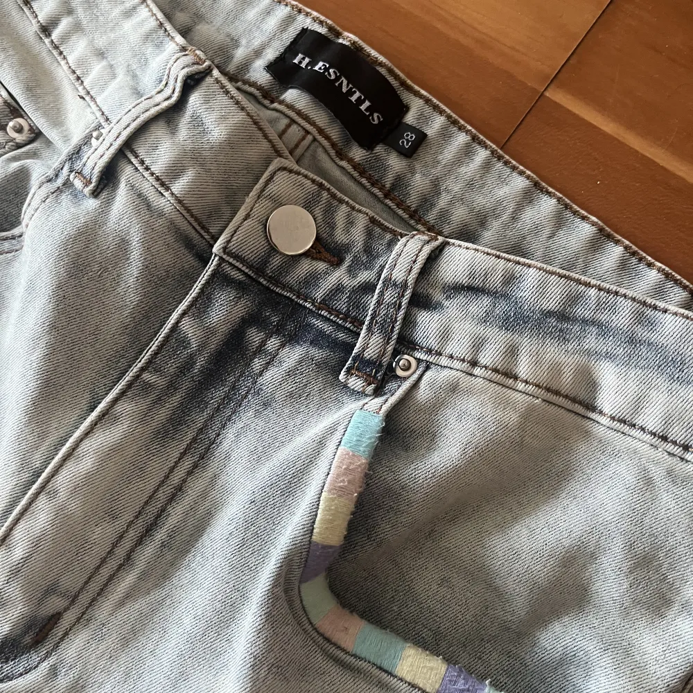 Relativt ”skinny” jeans med både hål och färgstänk. Nästan helt nya, endast använda 3 gånger. Storlek 28. Jeans & Byxor.