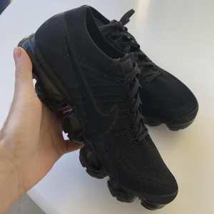 Nike vapormax 2.0 triple black - Köpt från zalando för ett par år sedan men har knappt används pga för stora, kvitto finns givetvis. Slutsålda överallt därmed priset. Pm för mer info