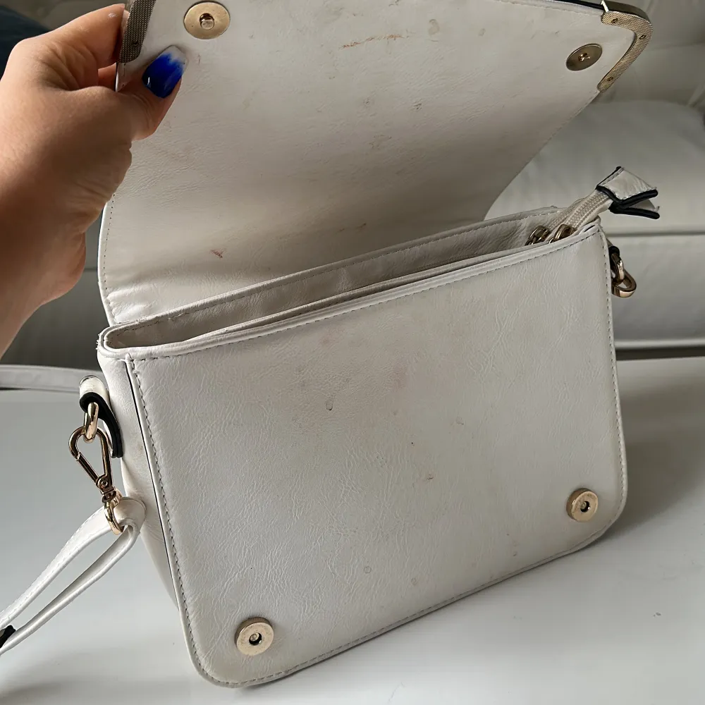 Väska med vit färg från Susen Collection . Använts två/tre gånger. Bra skick och quality. Det är bra för både fest och jobb. . Väskor.