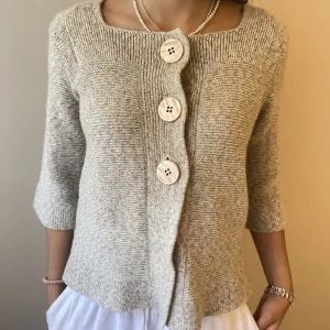 Kofta  - Super söt beige kofta! Står storlek M men passar bättre på S. Aldrig använd så i ny skick! 💓