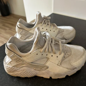 Nike huarache - Nike huarache i storlek 37,5, sparsamt använda men kan behöva en tvätt 