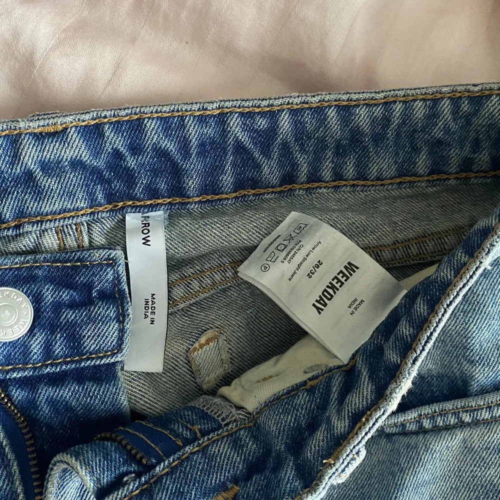 Lågmidjade jeans från weekday i modellen ”arrow”, storlek 26/32, inga defekter eller tecken på användning, skriv för fler bilder/frågor💕💕. Jeans & Byxor.