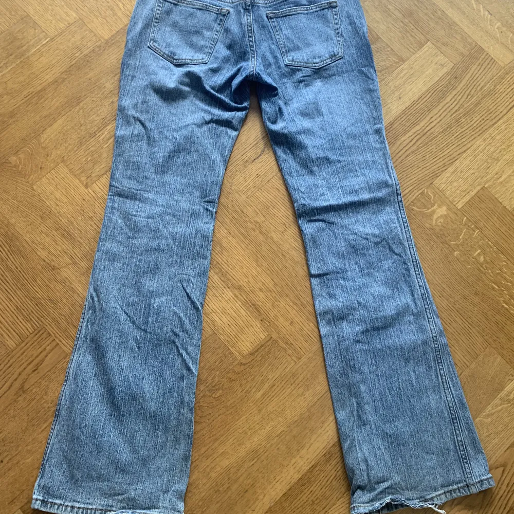 Säljer dessa Brielle 90s jeans eller elenor jeans från Brandy Melville (kommer inte  riktigt ihåg vilken model), för att de inte har kommit till så mycket användning det senaste, använda ett par gånger, har lite slitning längst ner, men inget man märker. Jeans & Byxor.