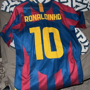 Barcelona 2006 ronaldinho  - En Barcelona tröja som jag inte använder längre och har bara använt den en gång. Den e helt ren och fräsch inga problem Med den eller så Kommer Med paket 