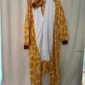 Giraff kigurumi, onesie, fleece, regular One size  Säljer för 350kr Finns på stora Essingen 