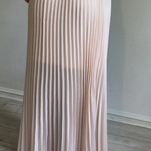 Aprikos frågade kjol - Säljer en Aprokos färgad kjol från BikBok i storlek S, endast testad 💕