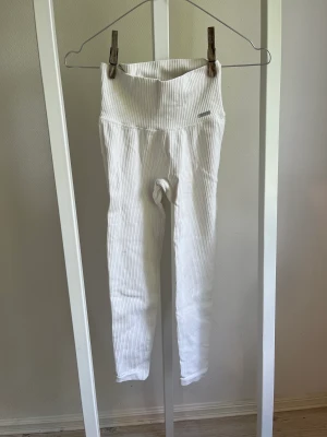 Vita träningstights - Säljer ett par vita träningstights från Aimn i storlek XS, i gott skick och inga fläckar💕