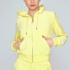 Juicy couture tröja - Säljer nu min gula Juicy Couture tröja då den mest hänger i min gaderob. Använd endast några gånger, fint skick! Köparen står för frakten 