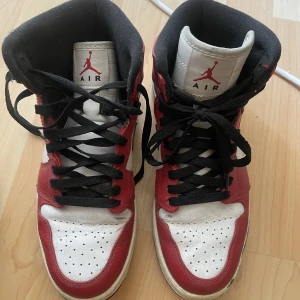 Nike air Jordan Chicago  - Ett par fina air Jordan Chicago har användts några gånger men inte större slitage , säljes för 700kr  Stl 40 (  innermåttet 25cm )