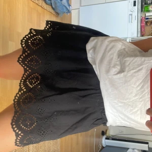 Söt zara kjol - Kjol köpt på zara förra året ❤️‍🔥 säljer för att den inte kommer till användning tyvärr❤️‍🔥 köpte för 249 säljer för 150 kr ❤️‍🔥