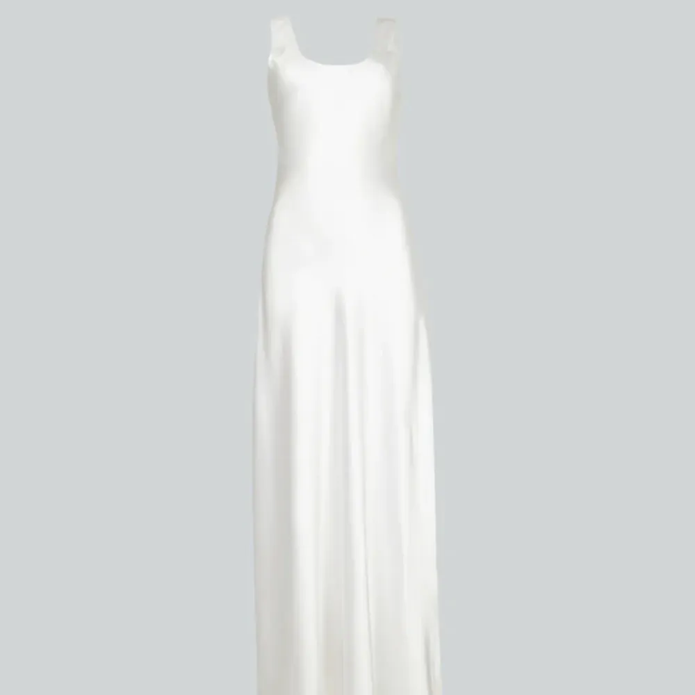 Säljer denna helt underbara klänningen från bikbok då den tyvärr inte kommer till användning ( slutsåld i alla storlekar) 🤩🤩🤩🤩. Klänningar.