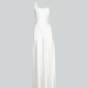 Säljer denna helt underbara klänningen från bikbok då den tyvärr inte kommer till användning ( slutsåld i alla storlekar) 🤩🤩🤩🤩