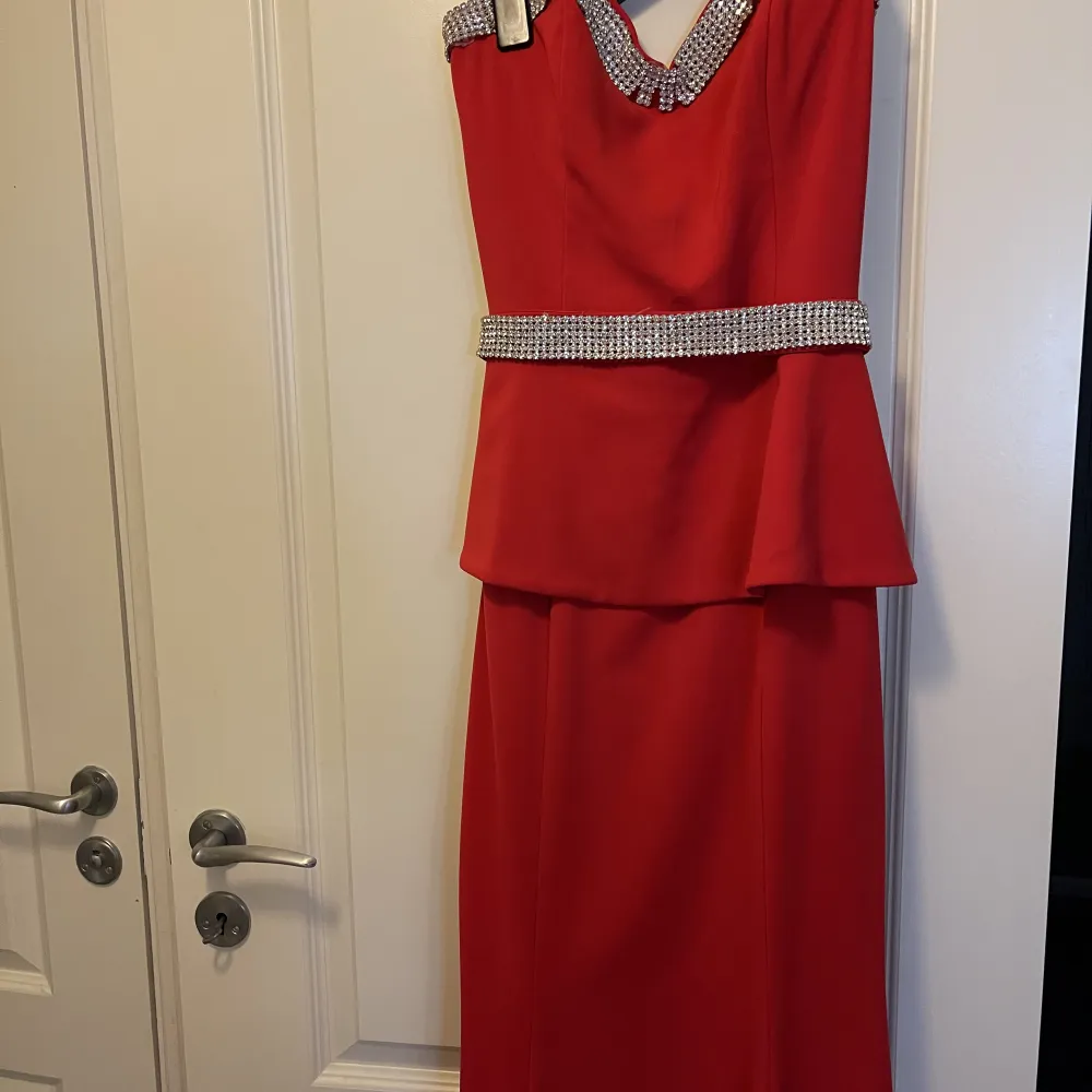 En elegant klänning Röd färg  Stretch tyg . Klänningar.