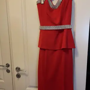 En elegant klänning Röd färg  Stretch tyg 