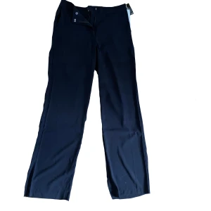 Lågmidjade kostymbyxor  - Helt nya kostymbyxor från Nelly som jag råkade köpa i fel storlek och missa retur datumet. De är långa och bekväma och har fickor, på hemsidan heter dem Nelly favourite pants. Hör av er om fler bilder eller frågor🫶🏼