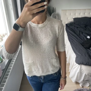 Vit stickad t shirt - Köpt second hand, aldrig använd av mig. Hel men rätt sliten