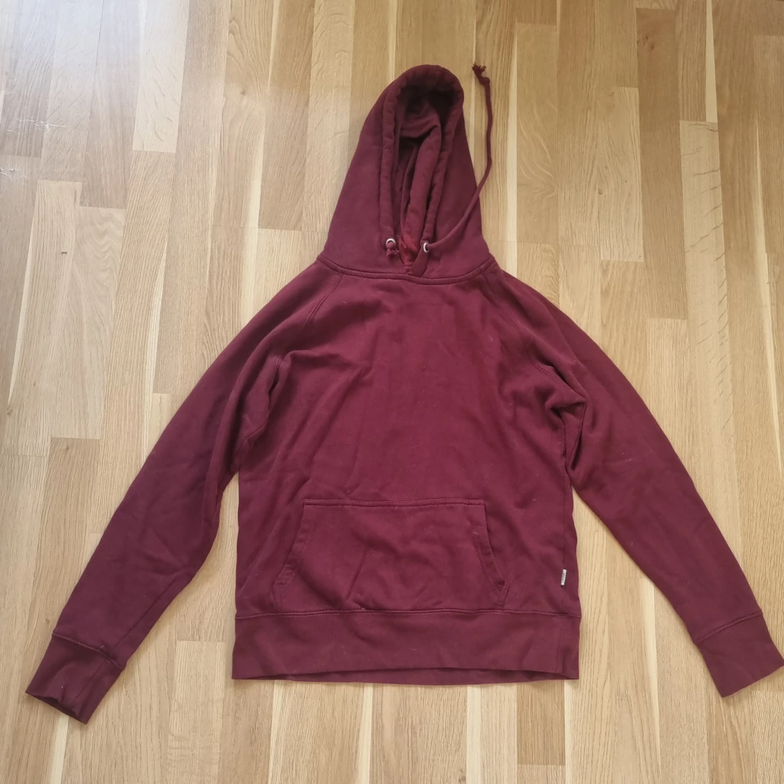 vinröd hoodie
