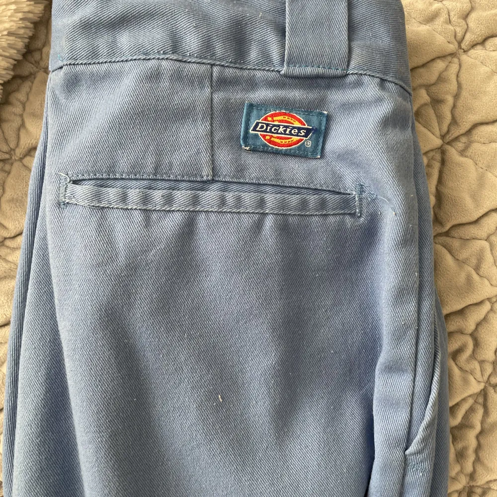Blåa byxor från dickies. Jag har sytt dem till en mindre storlek, passar XS-S. . Jeans & Byxor.
