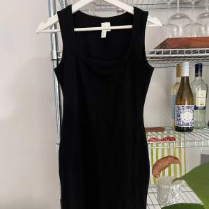Snygg basic klänning från H&M🌸♥️ Enbart testad, i storlek S🤗🙋🏼‍♀️ Klänningen är kort 