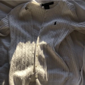 Ralph Lauren kofta! - Jättefin stickad Ralph lauren kofta i bra skick!! Nypris va ca 1500-2000kr! Startar budgivning om fler är intresserade💕(det svarta är ingen fläck bara nått som hamna där kan skicka fler bilder!!!)