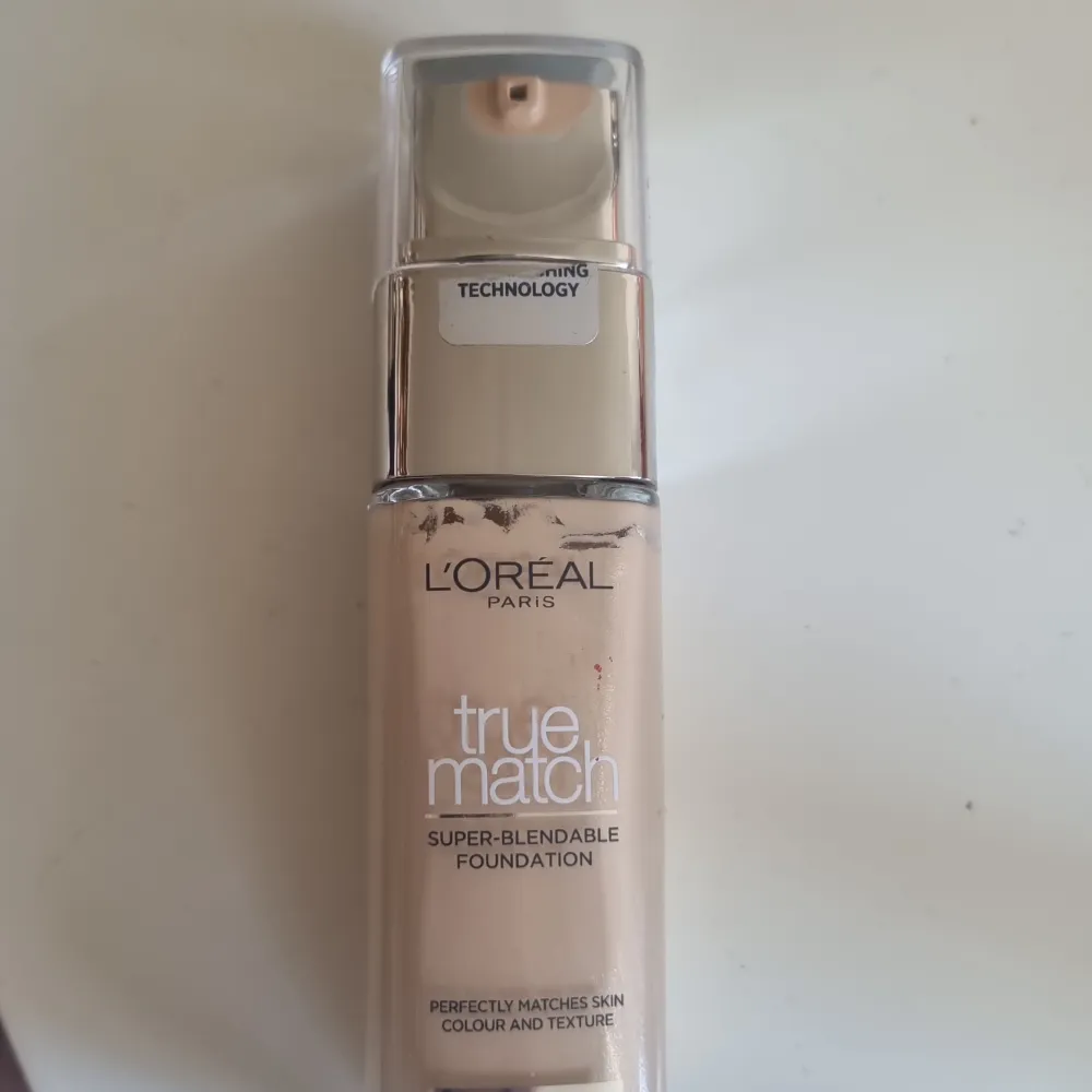 Säljer denna foundation från L'Oréal då det blev fel färg Säljer den för 60kr ❤️. Accessoarer.