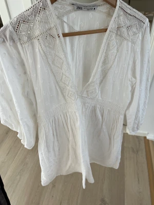 Zara klänning  - En så fin zara klänning perfekt nu till sommaren i ett jättebra skick. 