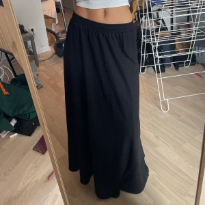 Svart maxikjol - Jättefin svart maxikjol från Gina tricot storlek S