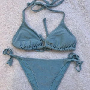 Blå glitter bikini  - Ursnygg glittrig bikini från H&M som inte säljs längre och som tyvärr inte kommit till användning, därav i toppskick. Passar A/B/C kupa (Nypris 499kr) 