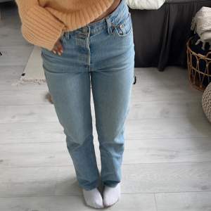 Jättesnygga levi’s jeans som knappt är använda💕 Storlek W26 L29 och är i modellen Ribcage Straight🙌🏽