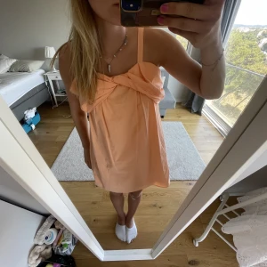 Klänning - !   Den är från zara i storlek 164 - som XS