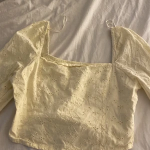 Gul topp  - Jätte söt topp från H&M 🙏🏼använder 2 gånger!