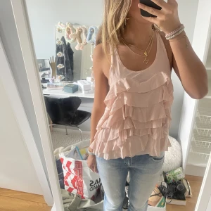 Söt volang blus!💖💖❤️‍🔥 - Volangblus från acne strl 38 som motsvarar S/M men ja ha rotfast xs/s och den passar mig bra 💖💖 Vet ej nypris tyvörr, endast använd 2 gånger