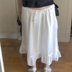 Vit långkjol - En vit långkjol!💕justerbar. skriv privat för mer bilder eller frågor.😊