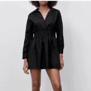 Zara klänning - Säljer denna klänning från Zara. Får aldrig någon användning av den. Den är i jätte bra skick, skriv privat för egna bilder eller andra frågor💕💕